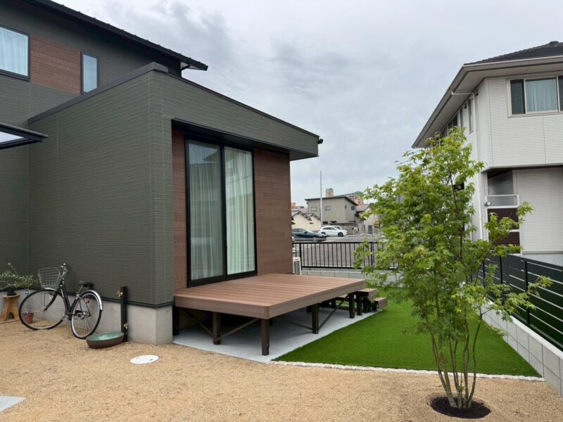 家族の憩いの場。ウッドデッキと人工芝のガーデンを持つ家